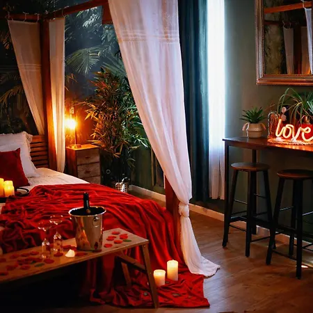 L'evasion Romantique En Amazonie, Spa, 5 Min Centre Ville, Ecran Cinema, Day Use, Lit Baldaquin