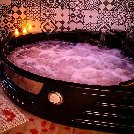 L'evasion Romantique En Amazonie, Spa, écran Cinéma, Day Use, Lit Baldaquin Appartement