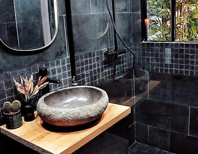 L'evasion Romantique En Amazonie, Spa, écran Cinéma, Day Use, Lit Baldaquin *