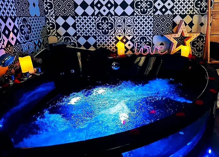 L'evasion Romantique En Amazonie, Spa, écran Cinéma, Day Use, Lit Baldaquin