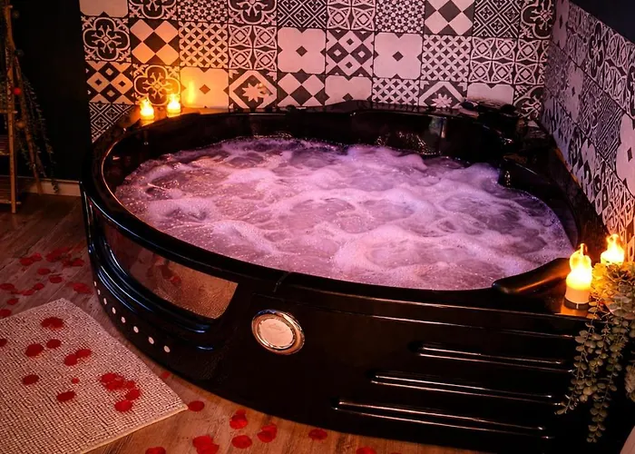 L'evasion Romantique En Amazonie, Spa, écran Cinéma, Day Use, Lit Baldaquin Appartement