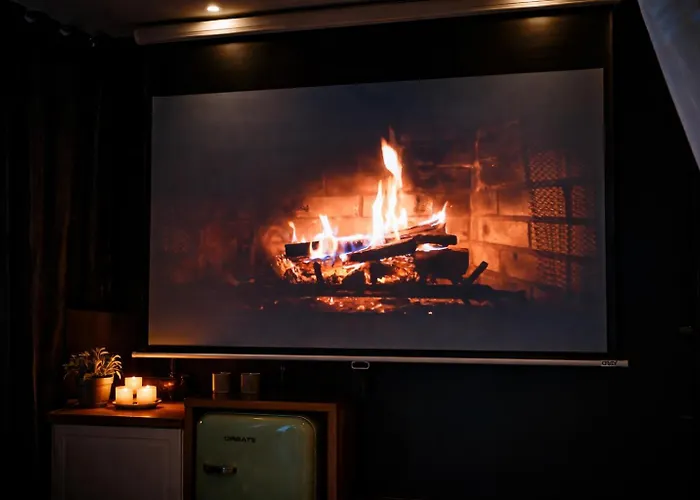 L'evasion Romantique En Amazonie, Spa, écran Cinéma, Day Use, Lit Baldaquin Appartement